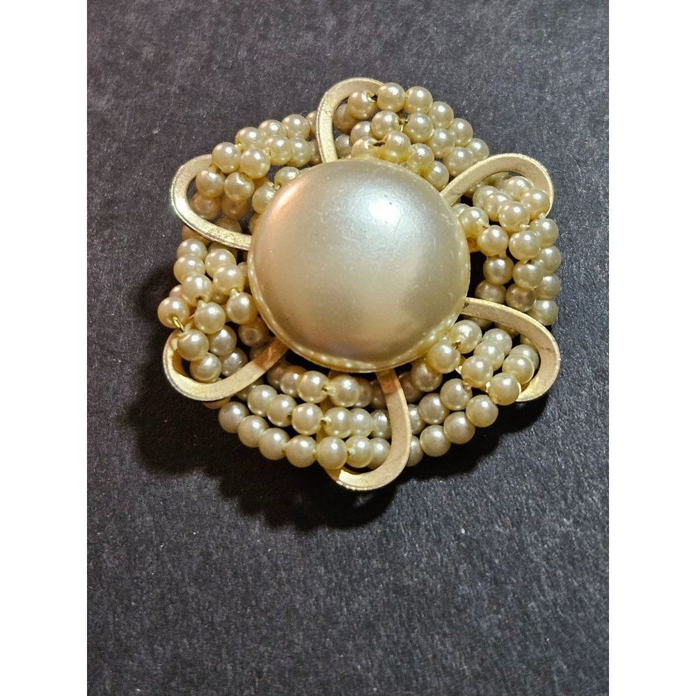 Gold tone vintage faux pearl brooch round